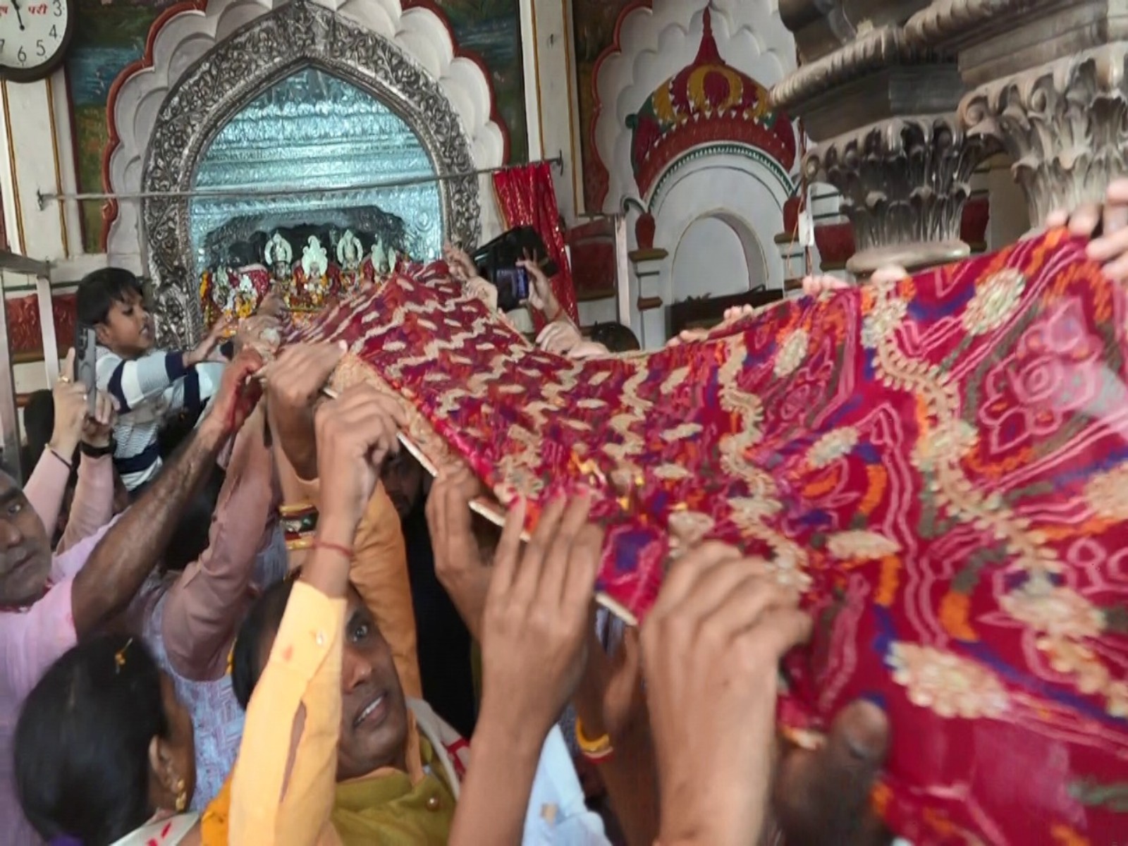 Chunri offered from Surat at Janaki Temple in Nepal (Photo/ANI) Chunri offered from Surat at Janaki Temple in Nepal (Photo/ANI)