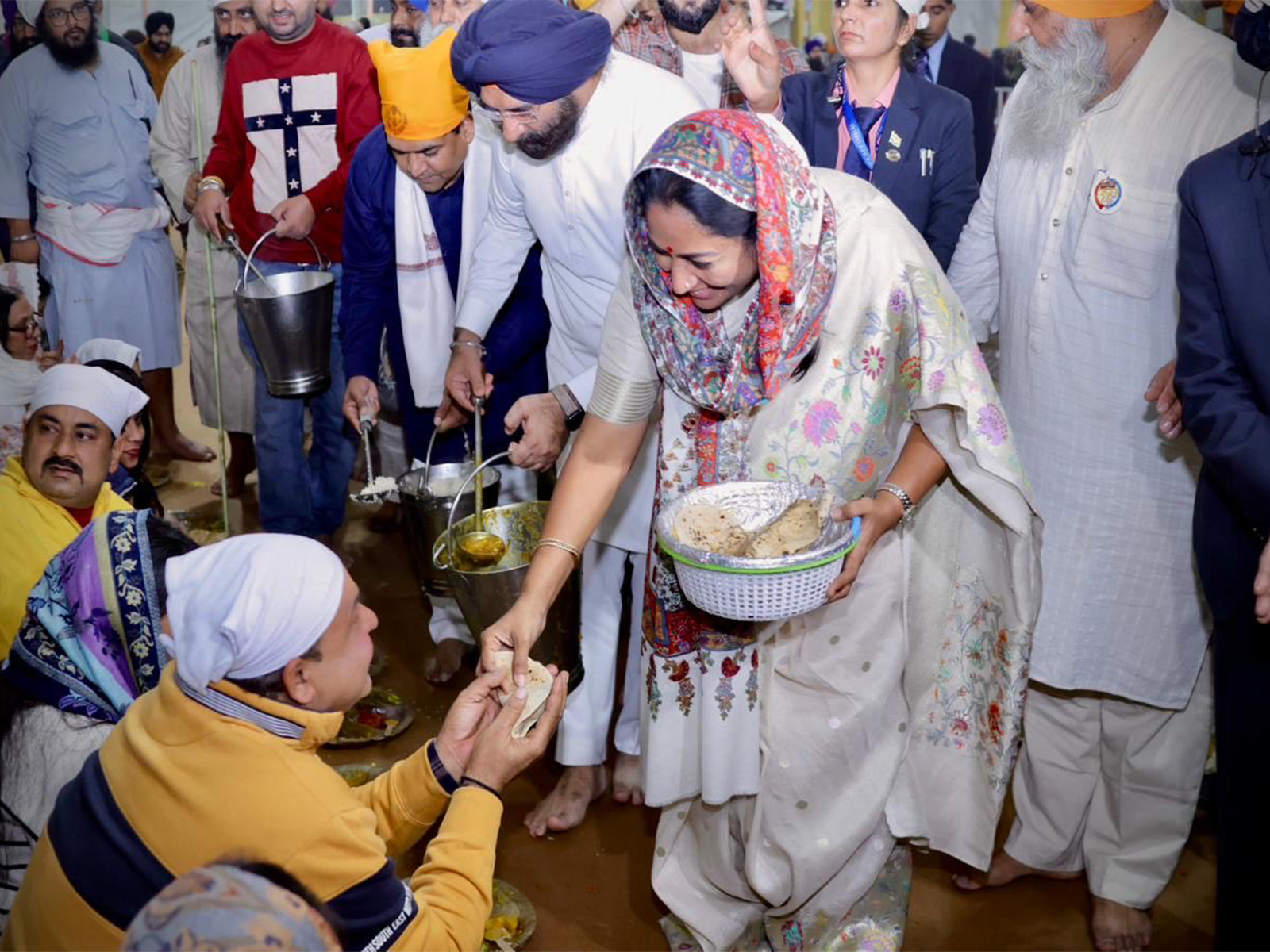 Delhi CM Rekha Gupta participates in Seva during the 350th martyrdom day events at Red Fort (Photo/X@gupta_rekha) Delhi CM Rekha Gupta participates in Seva during the 350th martyrdom day events at Red Fort (Photo/X@gupta_rekha)