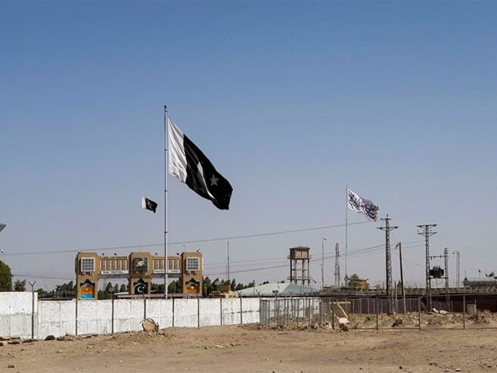 General view of Pakistan's flag and Taliban's flag in the background as seen from the Friendship Gate crossing point in Pakistan-Afghanistan border town of Chaman (Photo/Reuters) General view of Pakistan's flag and Taliban's flag in the background as seen from the Friendship Gate crossing point in Pakistan-Afghanistan border town of Chaman (Photo/Reuters)