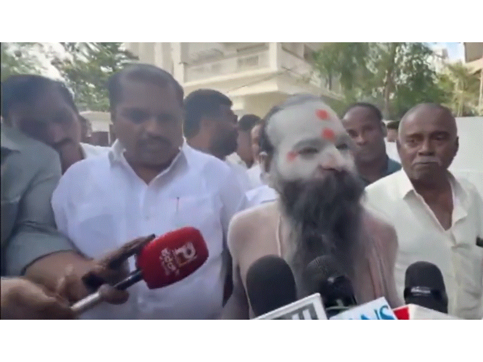 Karnataka Dy CM DK Shivakumar receives blessings from Sadhu (Photo/ANI) Karnataka Dy CM DK Shivakumar receives blessings from Sadhu (Photo/ANI)