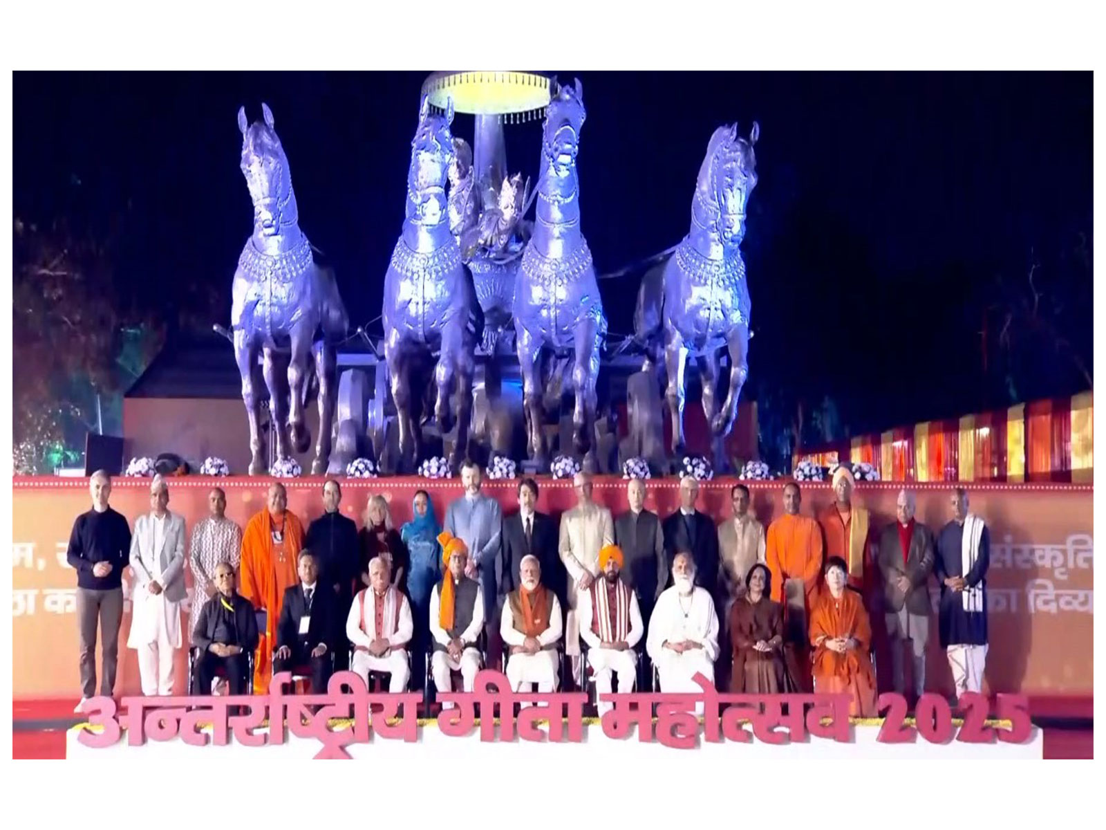 PM Modi performs 'Darshan' and 'Pooja' at Brahma Sarovar (Photo/DD News) PM Modi performs 'Darshan' and 'Pooja' at Brahma Sarovar (Photo/DD News)