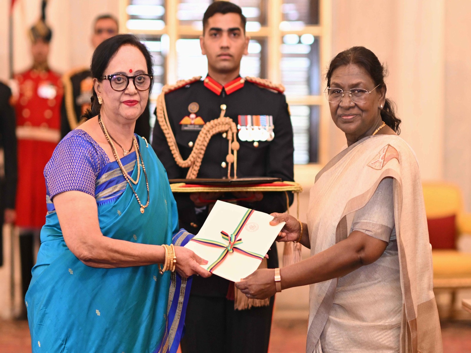 President Droupadi Murmu with Sheilabai Bappoo, High Commissioner of Mauritius (Photo: X@rashtrapatibhvn)
