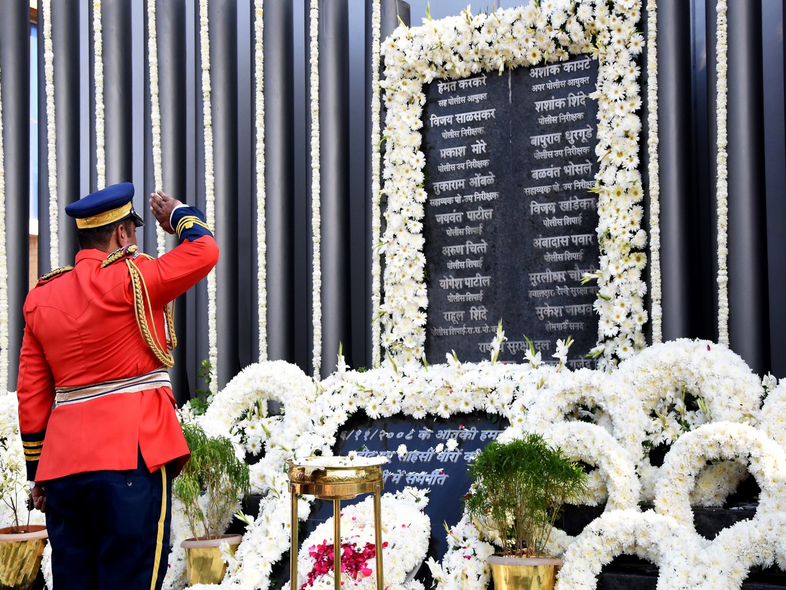 A paramilitary personnel pays homage at Martyrs' Memorial, at Police Gymkhana (File Photo/ANI)