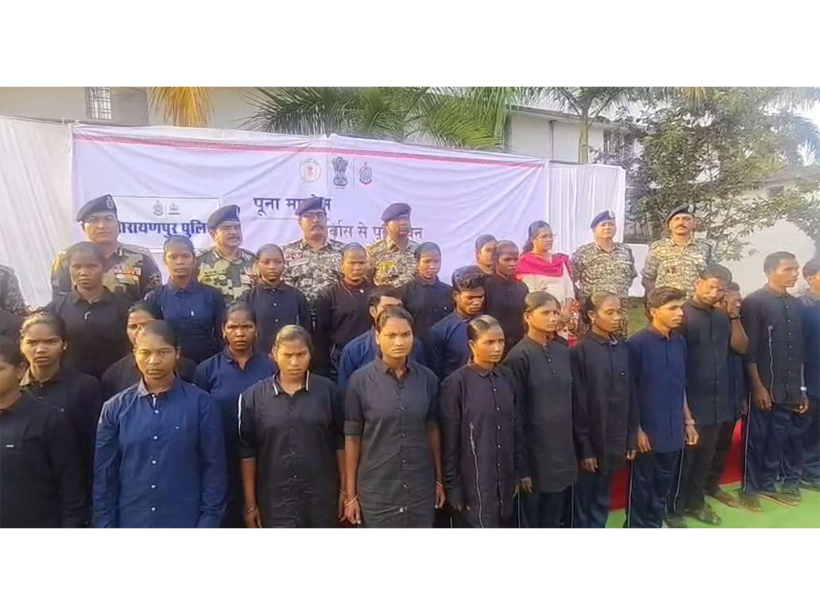 28 Naxals surrendered before police in Narayanpur (Photo/ANI)