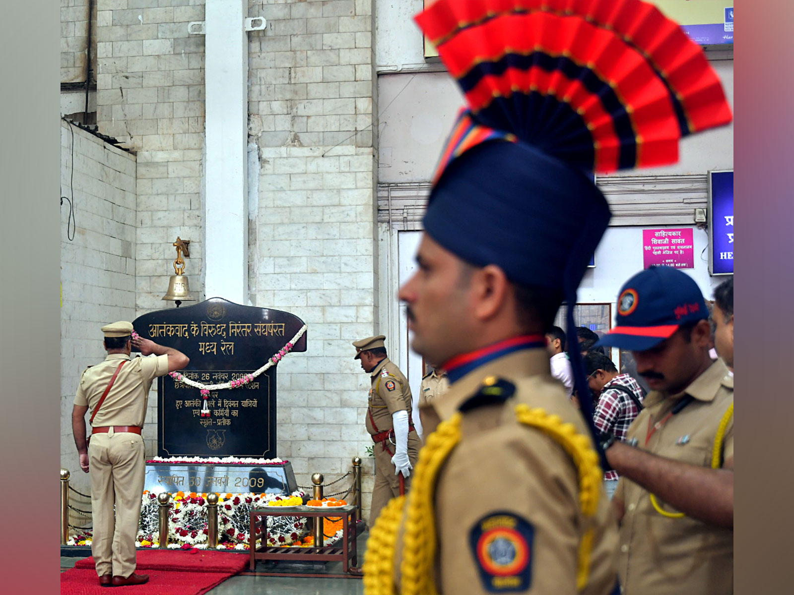 Railway police personnel pay tribute to 26/11 Mumbai terror attack victims (File Photo/ANI)