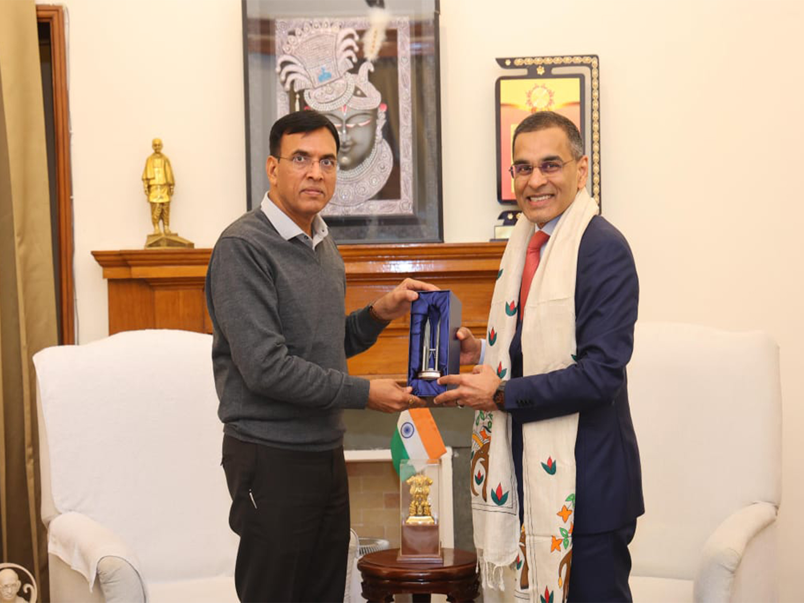 Union Minister Mansukh Mandaviya meets ISSA President (Photo: @mansukhmandviya/X)