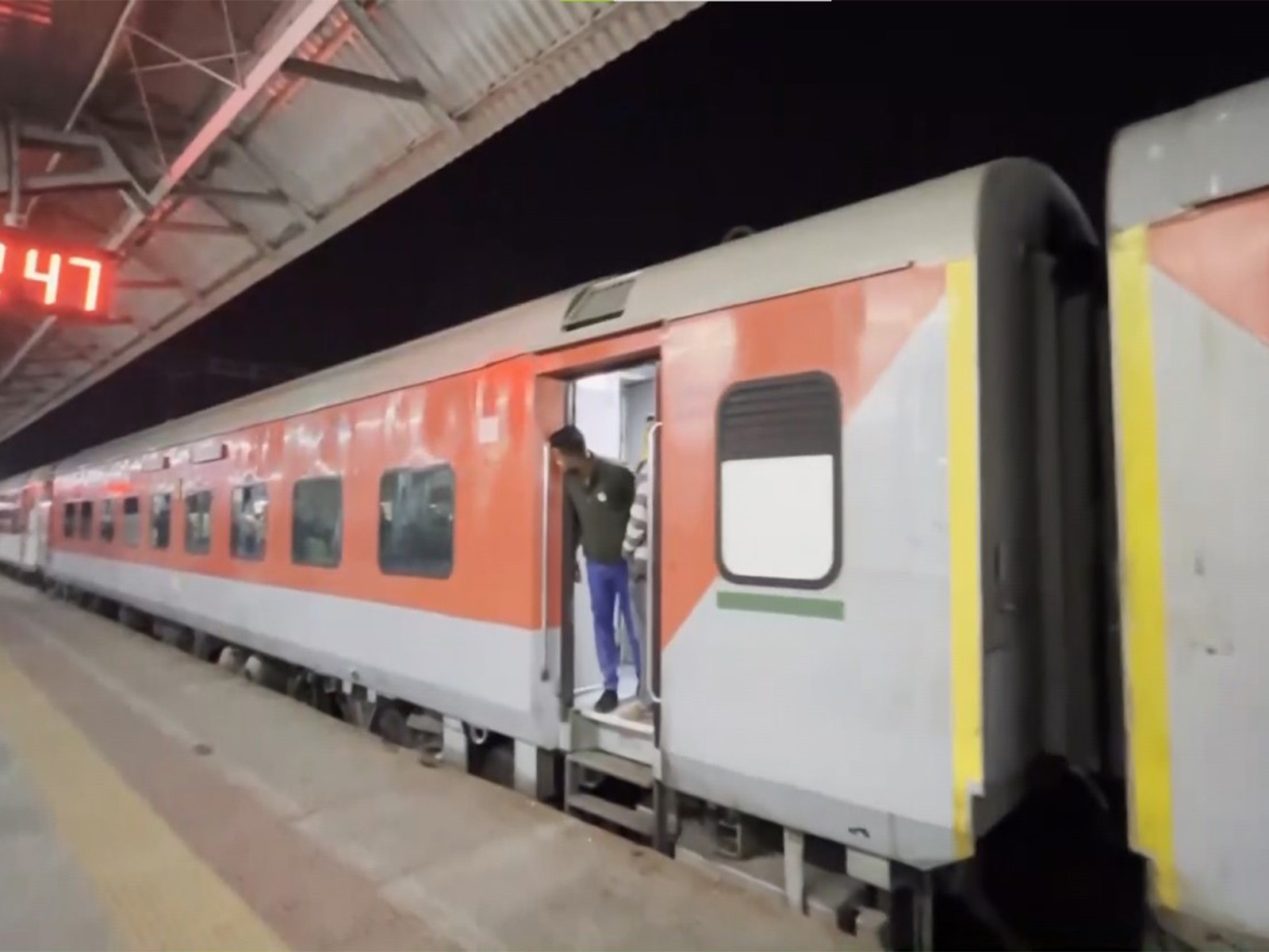 Dadar-Ajmer Superfast Express at Ajmer Junction Railway Station (Photo/ANI)