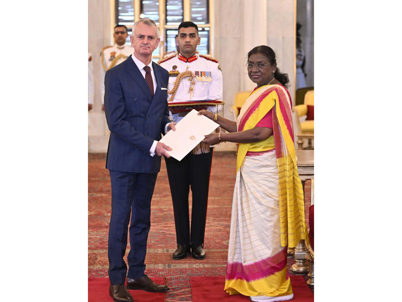 Canada’s High Commissioner Christopher Cooter presents credentials to President Droupadi Murmu, reaffirming Canada’s commitment to stronger bilateral ties and cooperation. (File Photo: X/@CanadainIndia)