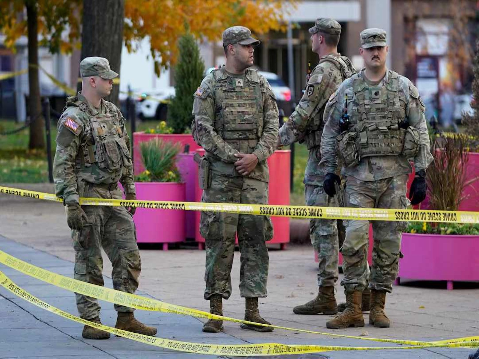National Guard personnel stand inside a secured perimeter after two Guard members were shot near the White House in Washington, DC, US. (Photo/Reuters) National Guard personnel stand inside a secured perimeter after two Guard members were shot near the White House in Washington, DC, US. (Photo/Reuters)