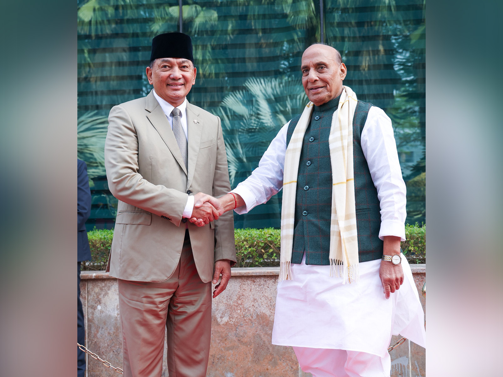 Union Defence Minister Rajnath Singh and Indonesian Defence Minister Sjafrie Sjamsoeddin (Photo: X@rajnathsingh) Union Defence Minister Rajnath Singh and Indonesian Defence Minister Sjafrie Sjamsoeddin (Photo: X@rajnathsingh)