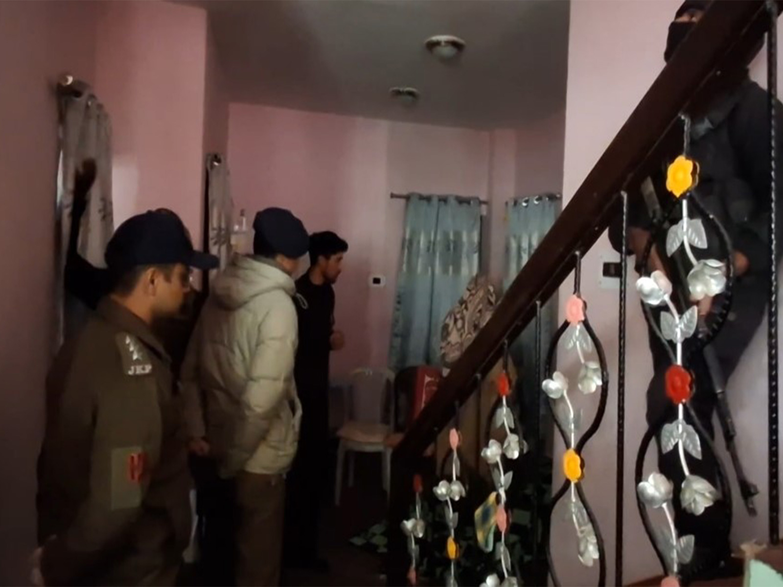 Handwara police officers conducting raids (Photo/ANI) Handwara police officers conducting raids (Photo/ANI)