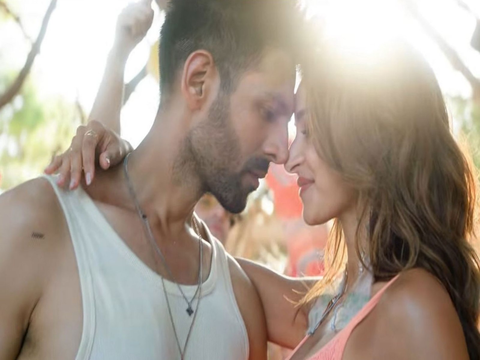 Tu Meri Main Tera Main Tera Tu Meri song (Photo source: Youtube/@Saregama) Tu Meri Main Tera Main Tera Tu Meri song (Photo source: Youtube/@Saregama)