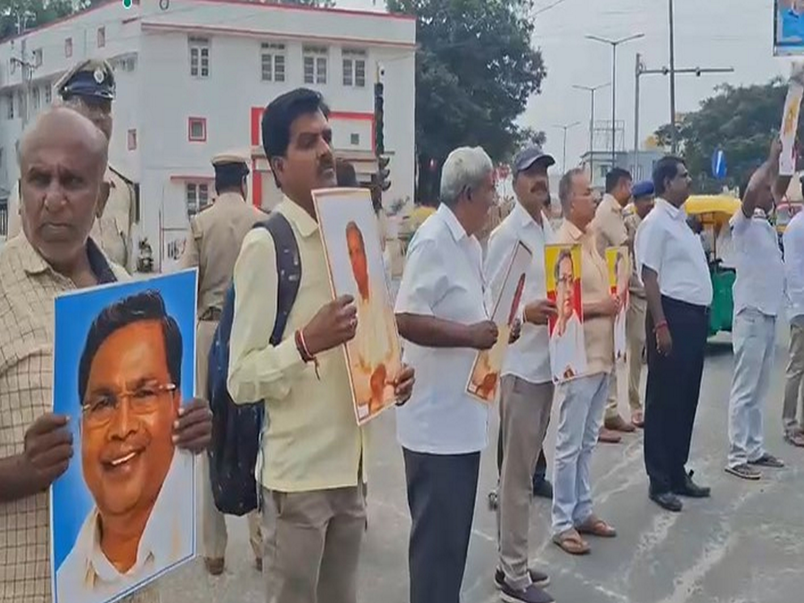 Siddaramaiah supporters forming a human chain outside Kote Anjaneya temple in Tumkur. (Photo/ANI) Siddaramaiah supporters forming a human chain outside Kote Anjaneya temple in Tumkur. (Photo/ANI)