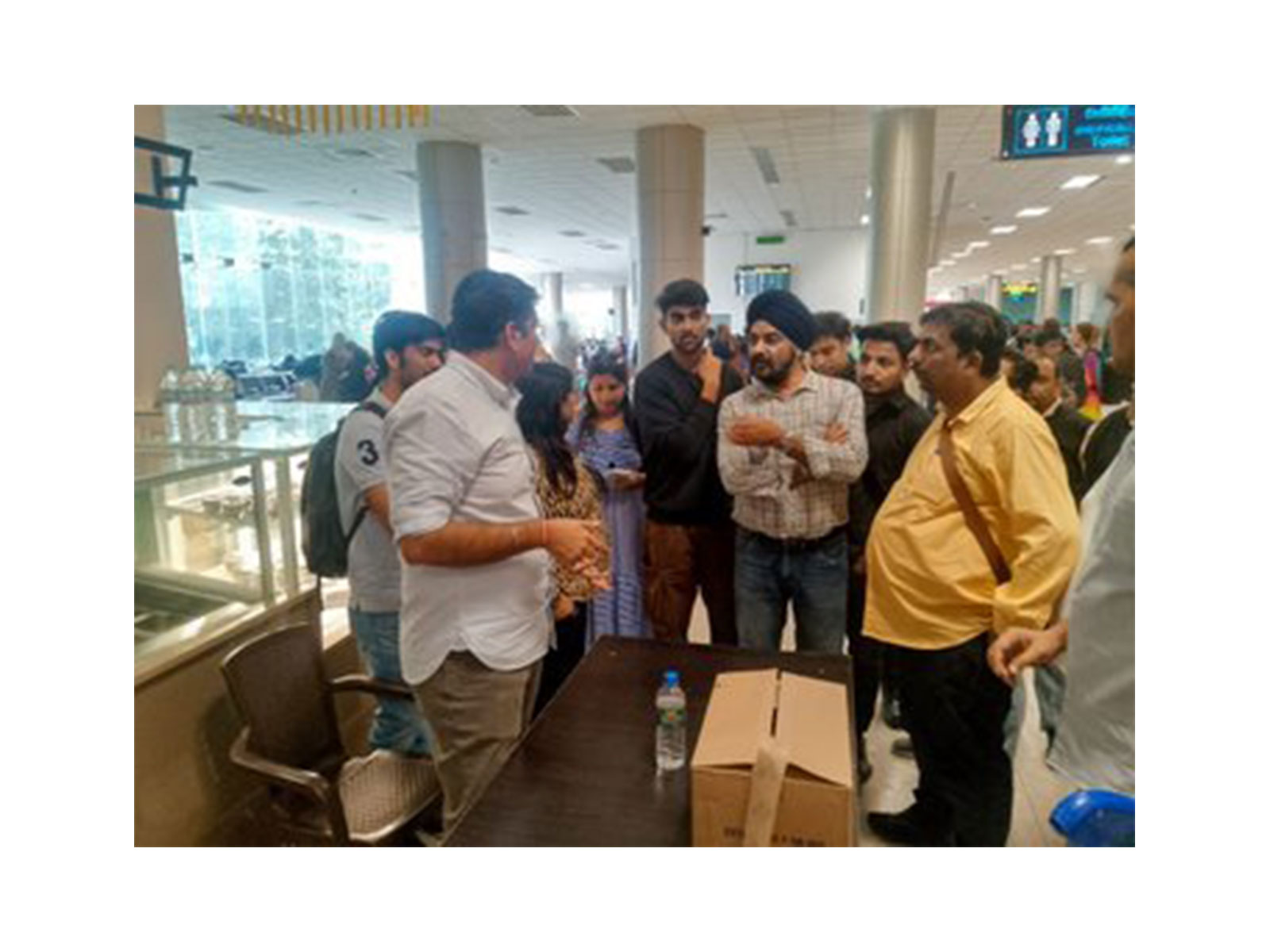 Indian mission assists stranded passengers at Colombo Airport (Photo/@IndiainSL) Indian mission assists stranded passengers at Colombo Airport (Photo/@IndiainSL)