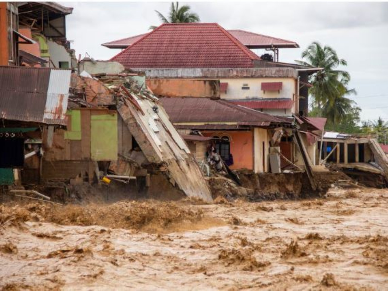 Damaged houses hit by flash floods, near a river bank in Padang, West Sumatra province, Indonesia (Photo/Reuters)