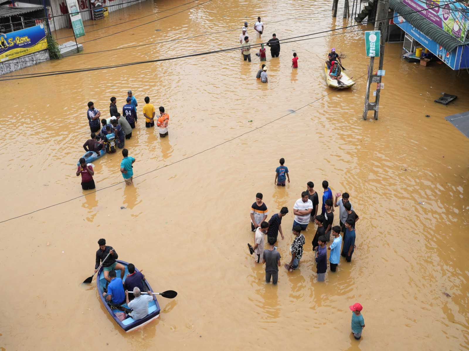 People use boats to move on a flooded street as others stand around, following heavy rainfall in Malwana, Sri Lanka (Photo/Reuters) People use boats to move on a flooded street as others stand around, following heavy rainfall in Malwana, Sri Lanka (Photo/Reuters)