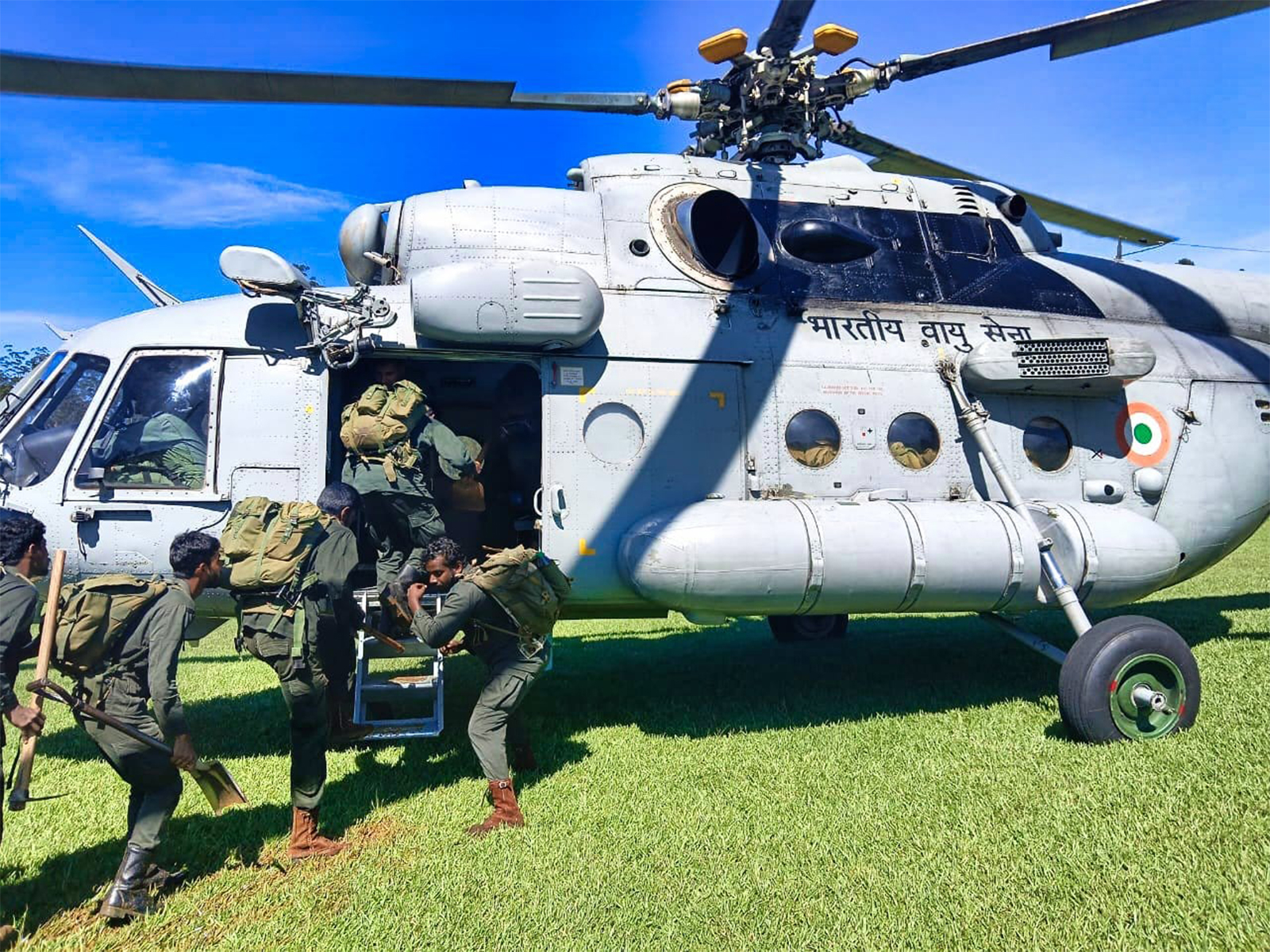 Rescue operations in Sri Lanka (Photo: X@IAF_MCC) Rescue operations in Sri Lanka (Photo: X@IAF_MCC)