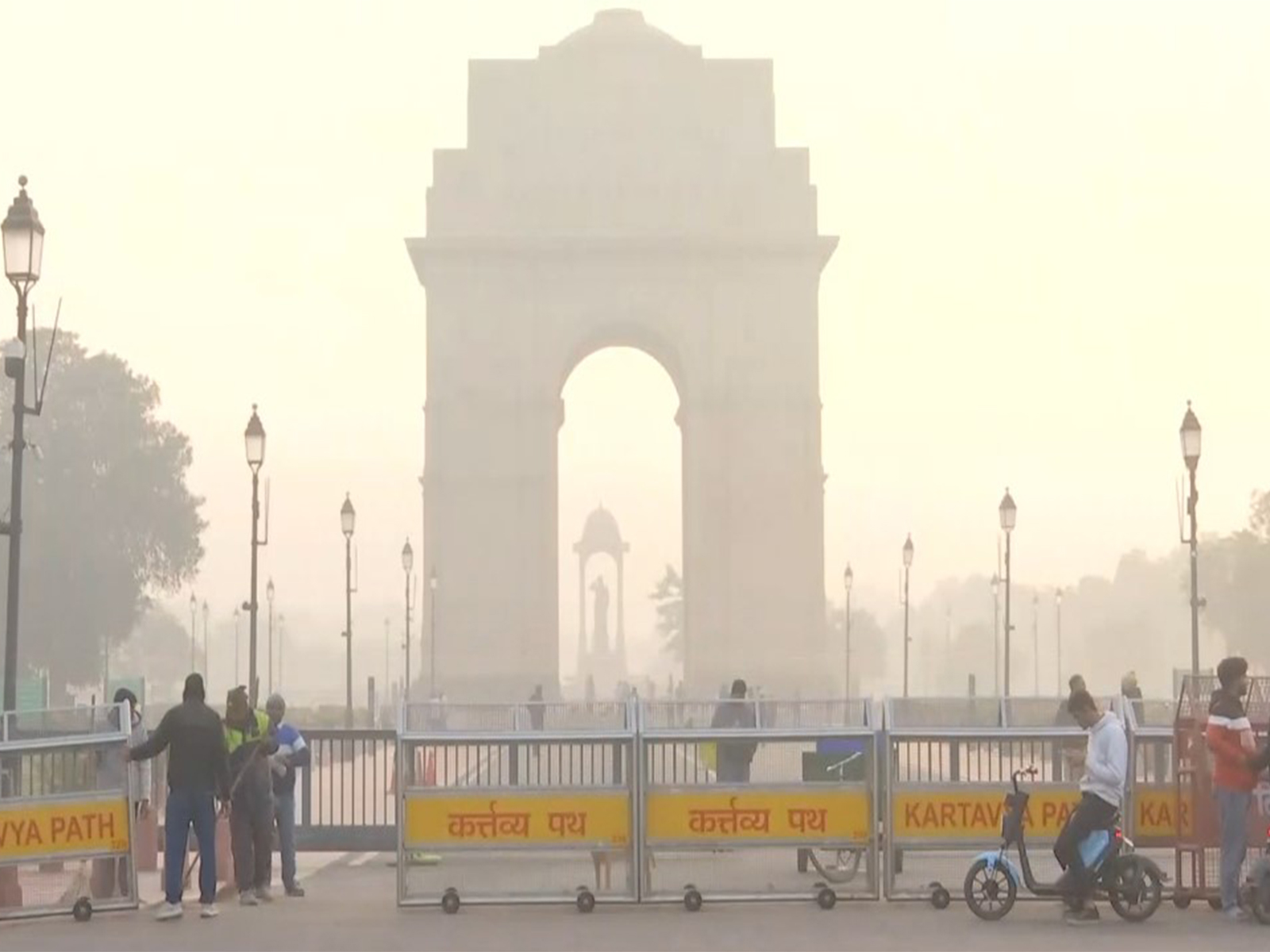 India Gate enveloped in toxic smog. (Photo/ANI) India Gate enveloped in toxic smog. (Photo/ANI)