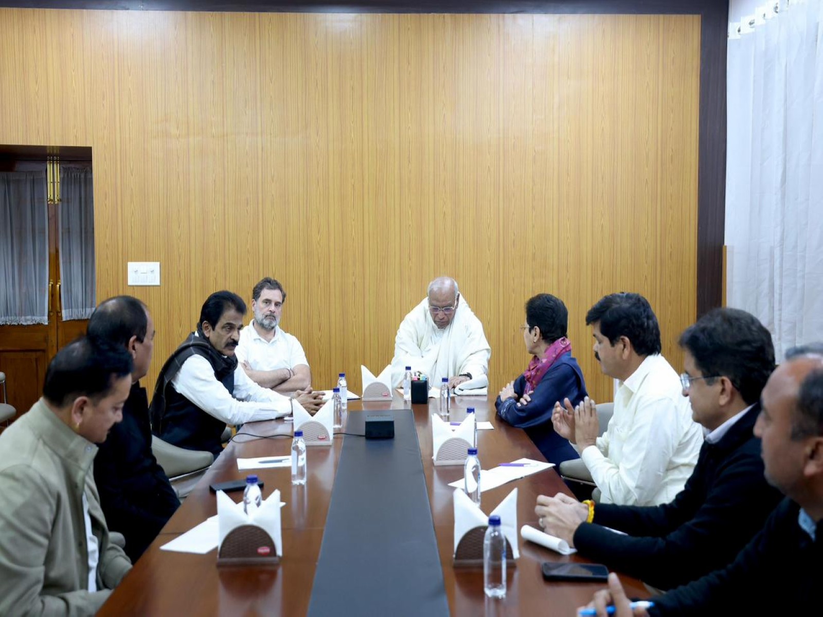 Congress leaders from Uttarakhand met party president Mallikarjun Kharge and Lok Sabha LoP Rahul Gandhi in Delhi (Photo: AICC) Congress leaders from Uttarakhand met party president Mallikarjun Kharge and Lok Sabha LoP Rahul Gandhi in Delhi (Photo: AICC)