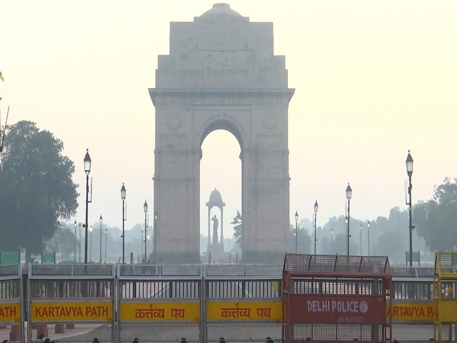 India Gate blanketed with a layer of smog, Delhi (Photo/ANI) India Gate blanketed with a layer of smog, Delhi (Photo/ANI)