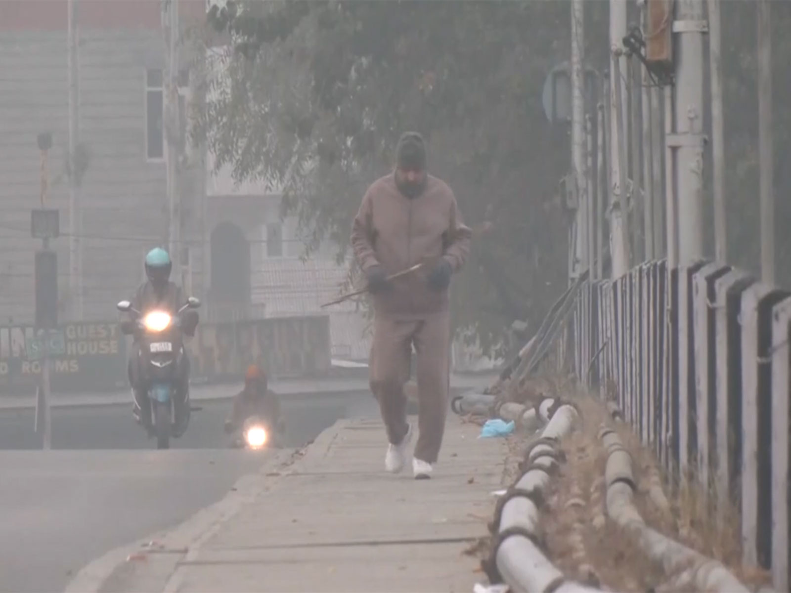 Local resident jogging amid harsh winter morning in Kashmir Valley (Photo/ANI) Local resident jogging amid harsh winter morning in Kashmir Valley (Photo/ANI)