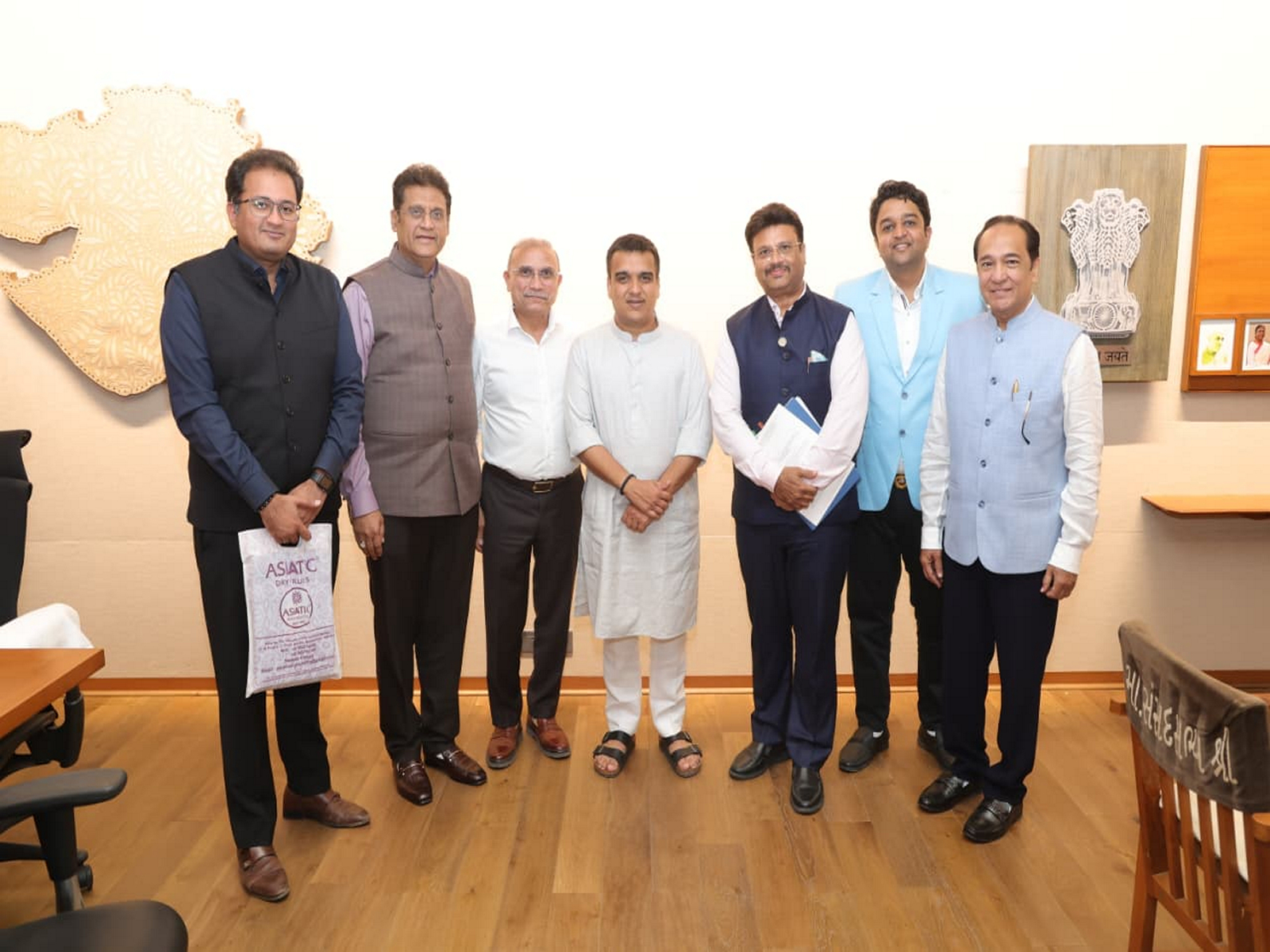 L to R: Mitesh Dhorda, Avinash Gupta, Bharat Zaveri, Shri Harsh Sanghavi Ji, Rajesh Rokde, Avi Shah & Salim Daginawala L to R: Mitesh Dhorda, Avinash Gupta, Bharat Zaveri, Shri Harsh Sanghavi Ji, Rajesh Rokde, Avi Shah & Salim Daginawala