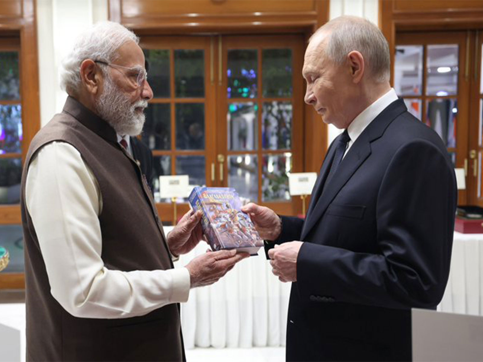 PM Modi gifts Russian edition of Bhagvad Gita to Putin (Photo/X@narendramodi) PM Modi gifts Russian edition of Bhagvad Gita to Putin (Photo/X@narendramodi)