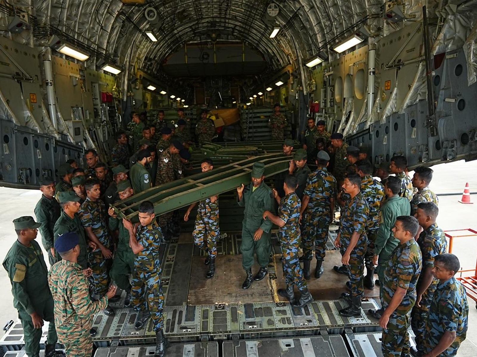 A C-17 aircraft carrying Bailey bridge units arrives in Colombo as part of India’s ongoing Operation Sagar Bandhu relief efforts. (Photo: X/@MEAIndia)