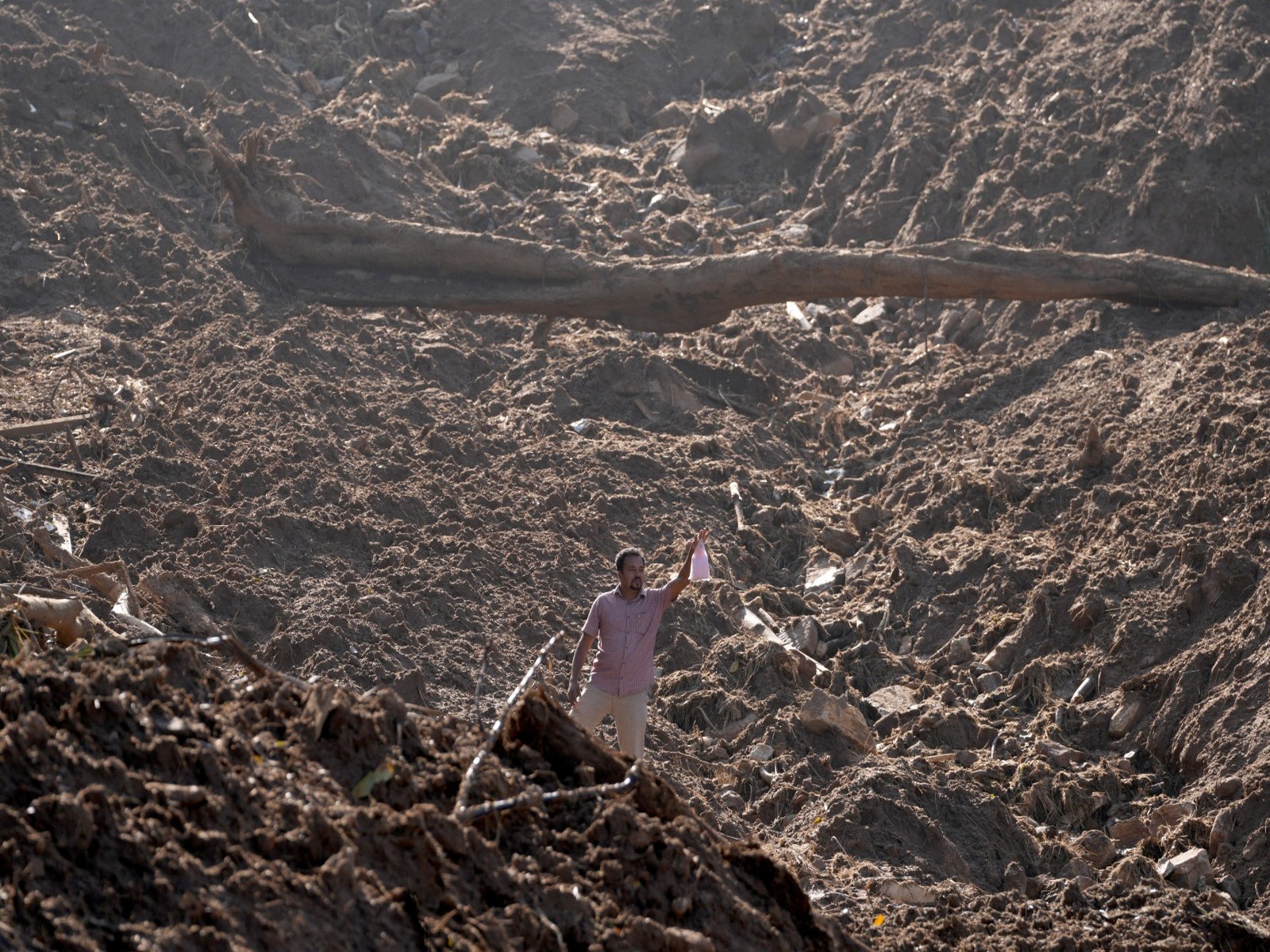 A man holds up a food packet as he moves through mud after landslides triggered by heavy rainfall following Cyclone Ditwah in Sri Lanka (Photo/Reuters) A man holds up a food packet as he moves through mud after landslides triggered by heavy rainfall following Cyclone Ditwah in Sri Lanka (Photo/Reuters)