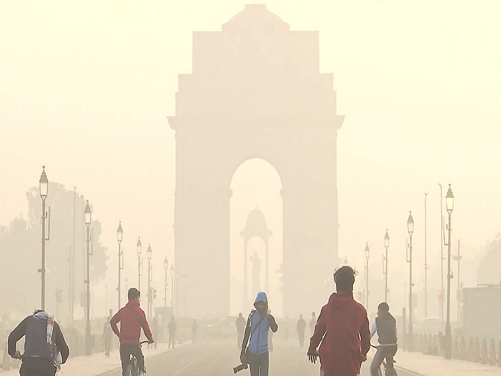 A view of Kartavya Path and India Gate engulfed in dense smog. (Photo/ANI)