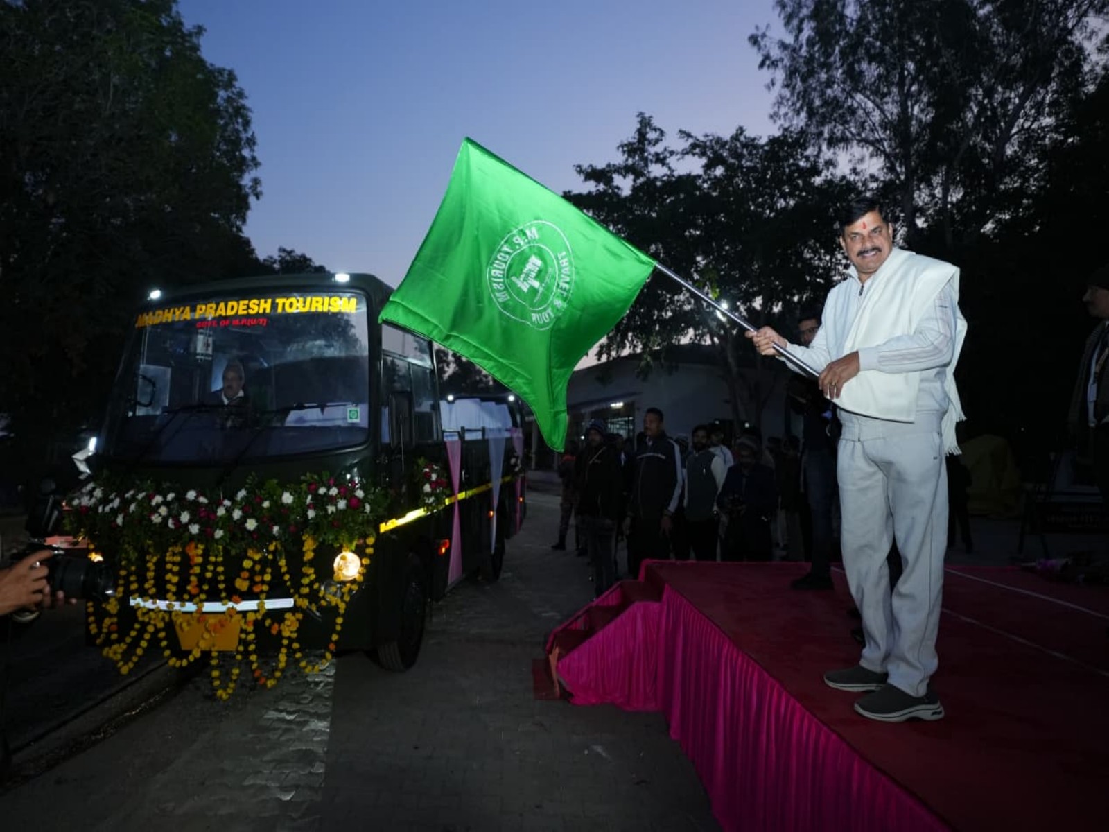 MP CM Mohan Yadav is flagging off Canter buses at Panna National Park (Photo/CMO) MP CM Mohan Yadav is flagging off Canter buses at Panna National Park (Photo/CMO)