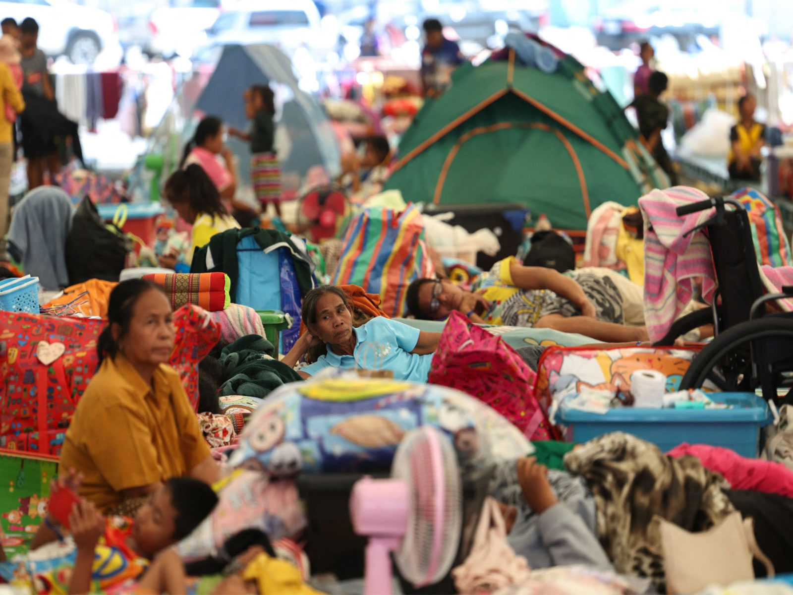 Displaced people gather inside a temporary shelter amid deadly clashes between Thailand and Cambodia along a disputed border area, in Buriram province, Thailand, December 9, 2025. (Photo/REUTERS)