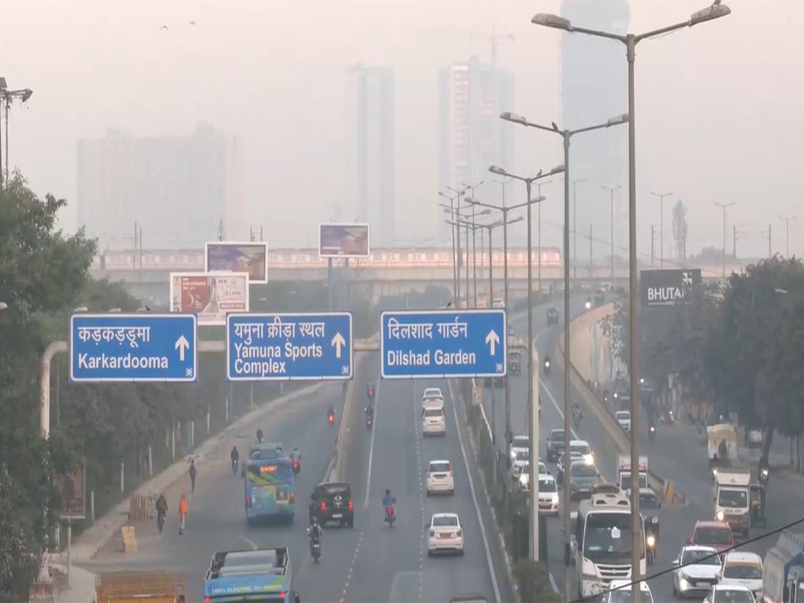 Thick smog envelops Anand Vihar (Photo/ANI)
