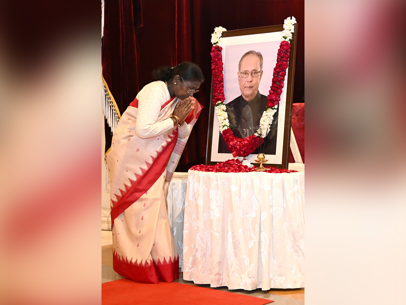 President Murmu offers floral tributes to Pranab Mukherjee on his birth anniversary (Photo/X@rashtrapatibhvn) 