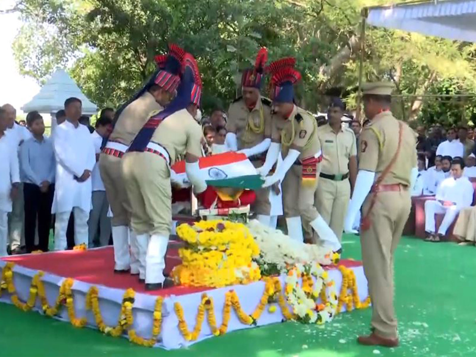 Shivraj Patil's last rites performed in Latur (Photo/ANI) Shivraj Patil's last rites performed in Latur (Photo/ANI)