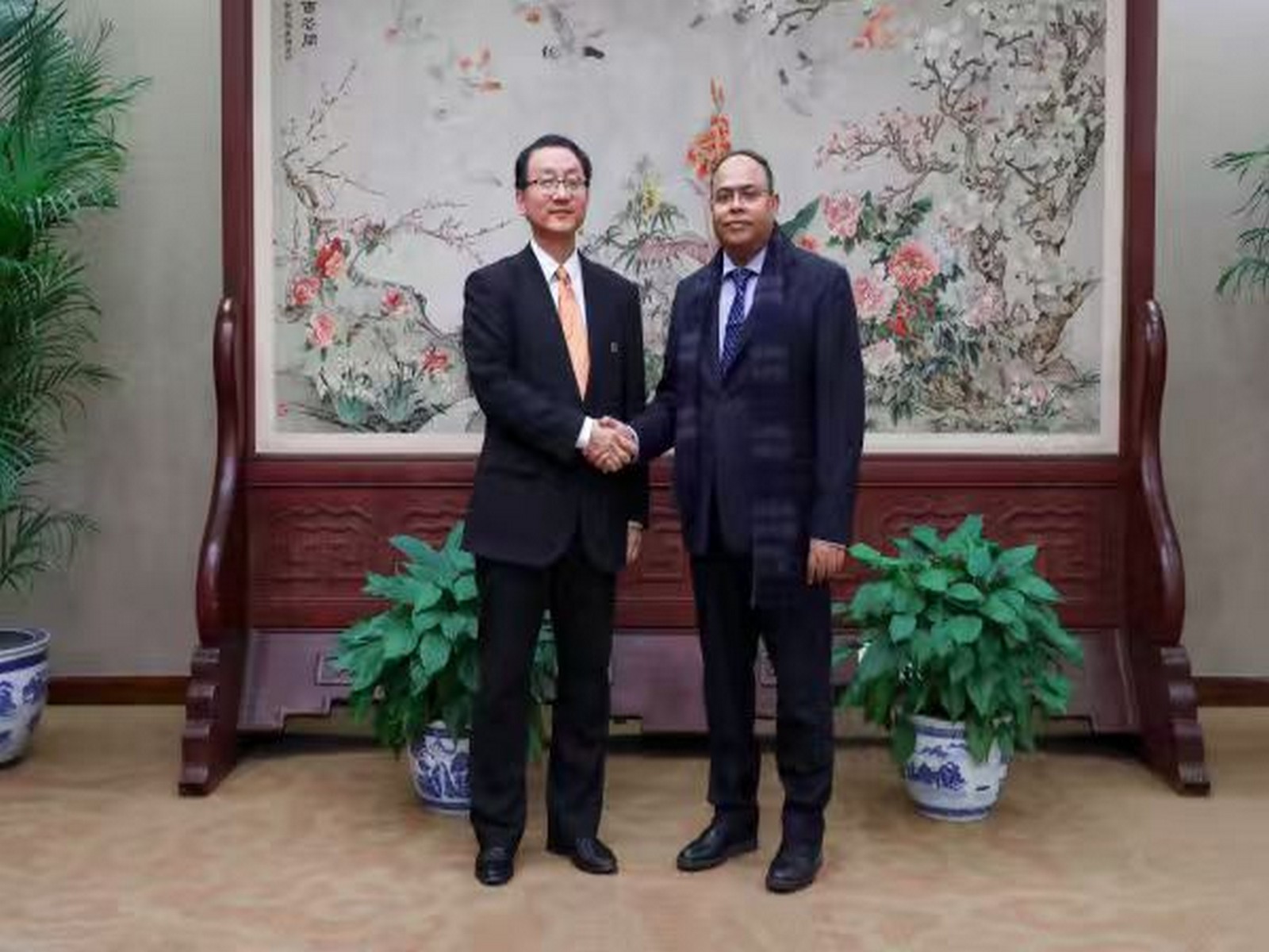 Joint Secretary (East Asia) Sujit Ghosh (R) of MEA and Liu Jinsong, DG of the Department of Asian Affairs of Chinese MOFA (Photo: X@ChinaSpox_India) Joint Secretary (East Asia) Sujit Ghosh (R) of MEA and Liu Jinsong, DG of the Department of Asian Affairs of Chinese MOFA (Photo: X@ChinaSpox_India)