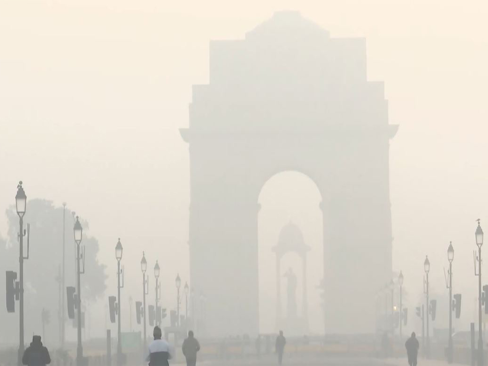 Visual of thick smog in India Gate (Photo/ANI)
