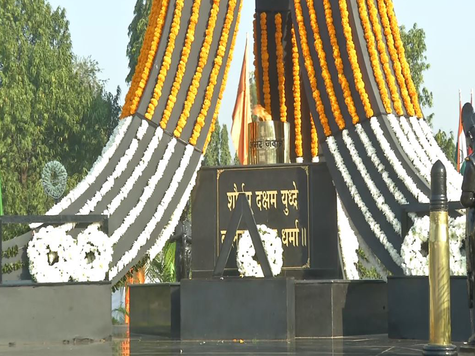 Wreath-laying ceremony on Vijay Diwas at Veerula Sainik Smarak in Secunderabad (Photo/ANI) Wreath-laying ceremony on Vijay Diwas at Veerula Sainik Smarak in Secunderabad (Photo/ANI)
