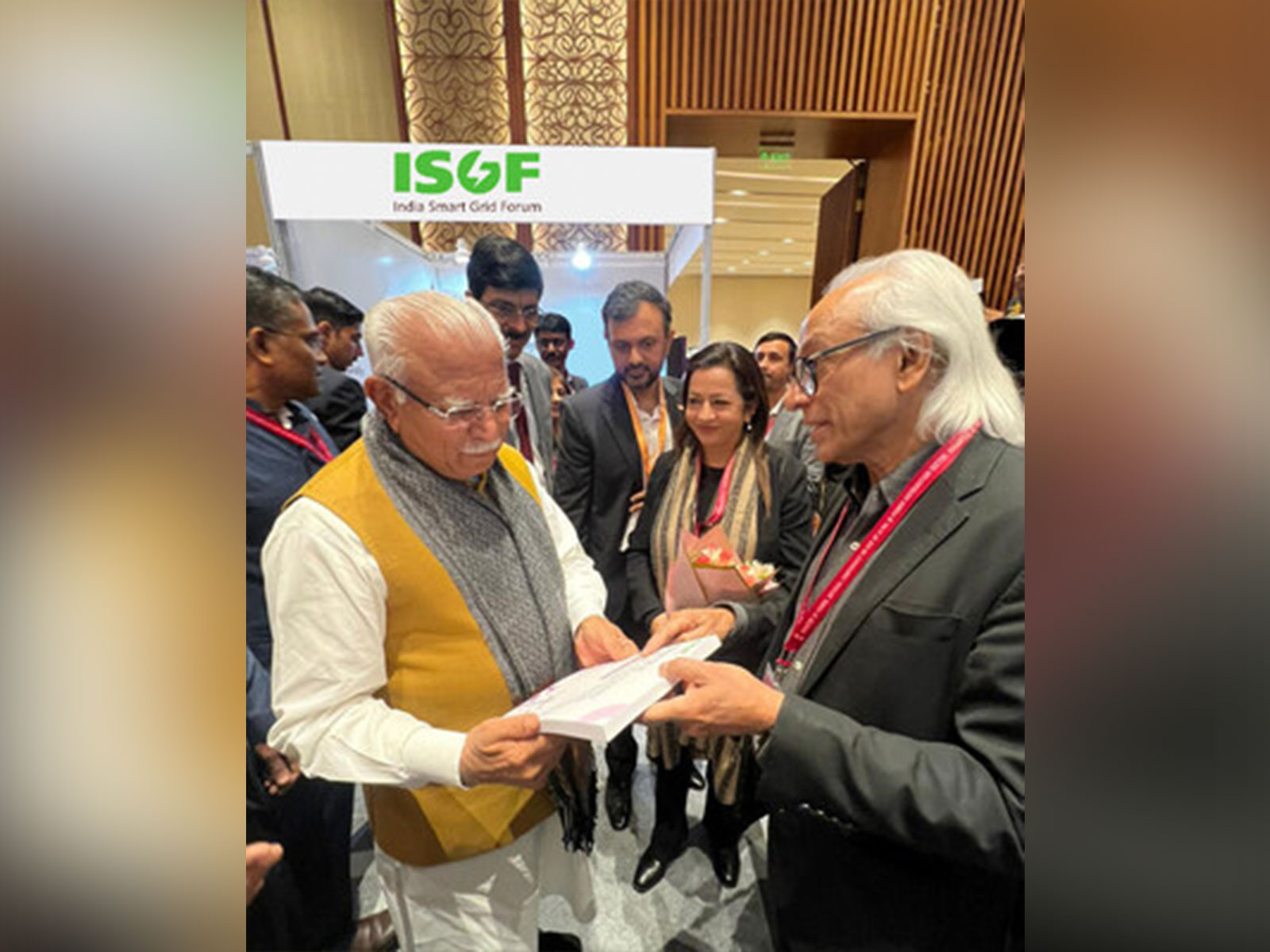 ISGF presents Handbook on AI, ML, VR, AR, and Robotics Solutions for Electric Utilities to Hon'ble Minister of Power, Housing & Urban Affairs, Shri Manohar Lalji
