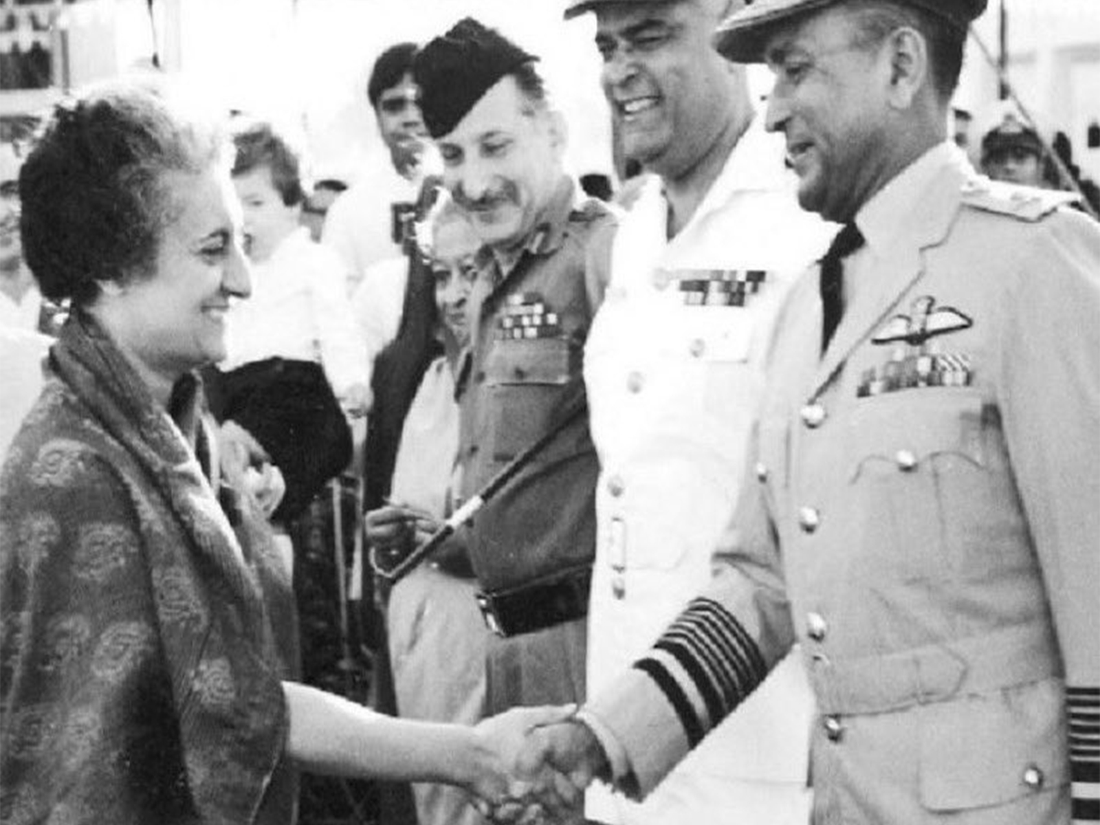 Indira Gandhi congratulating three Chiefs of India's Armed Forces (Photo/@RahulGandhi)
