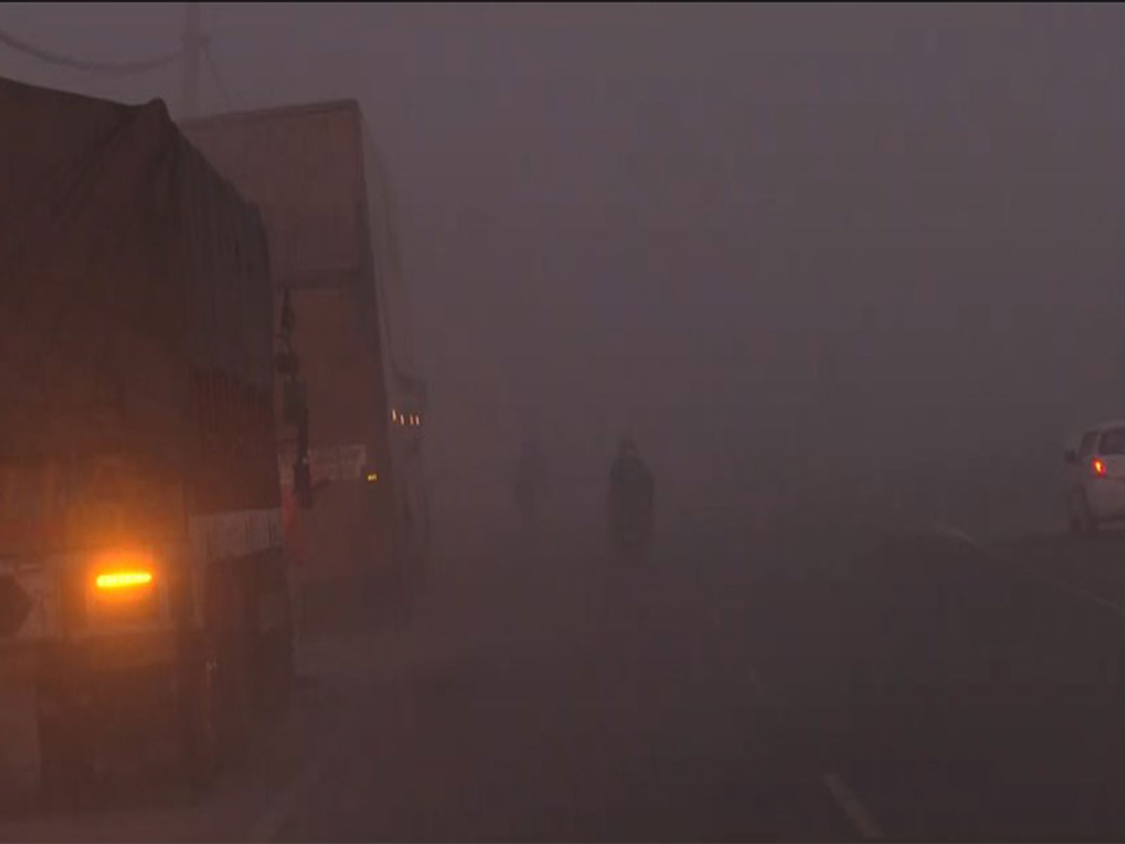 Thick fog covers Amritsar (Photo/ANI)