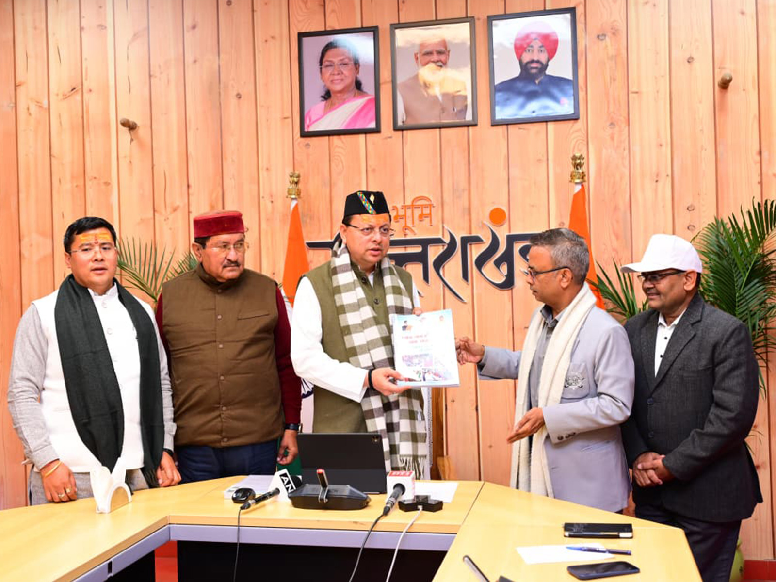 Uttarakhand Dhami reviews preparations for 'Jan-Jan Ki Sarkar, Jan-Jan Ke Dwar' (Photo/X@pushkardhami)