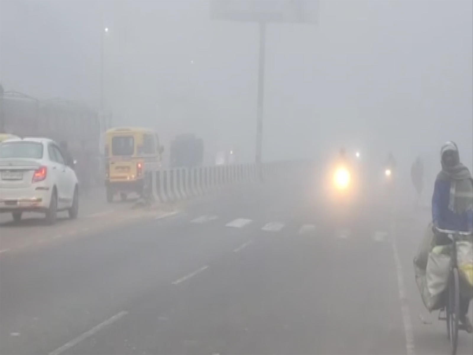 Thick fog blankets Uttar Pradesh (Photo/ANI)
