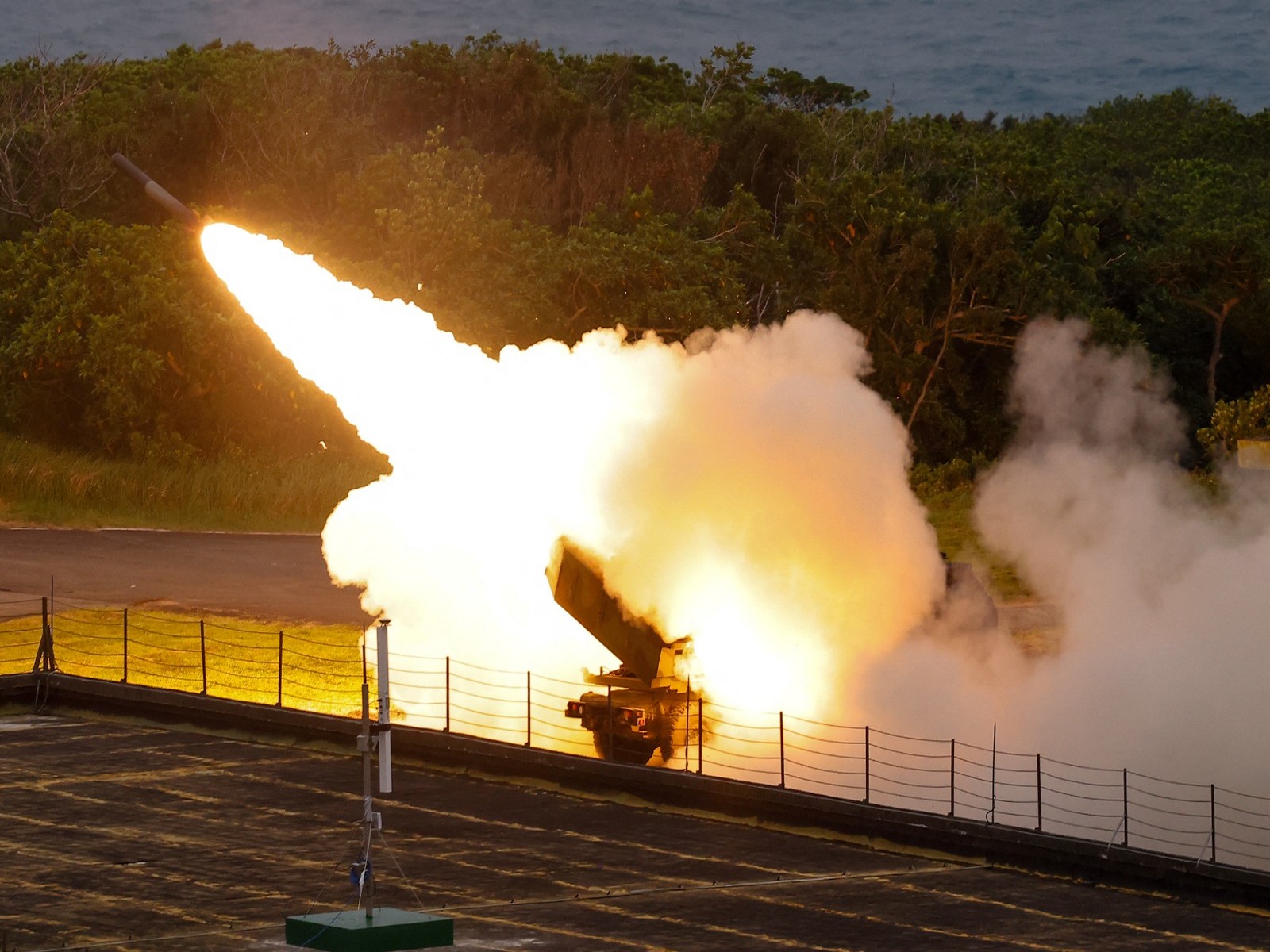 The Taiwanese military conducts its first High Mobility Artillery Rocket System (HIMARS) live-fire test launch at the Jiupeng base in Pingtung, Taiwan May 12, 2025. (Photo/Reuters) The Taiwanese military conducts its first High Mobility Artillery Rocket System (HIMARS) live-fire test launch at the Jiupeng base in Pingtung, Taiwan May 12, 2025. (Photo/Reuters)