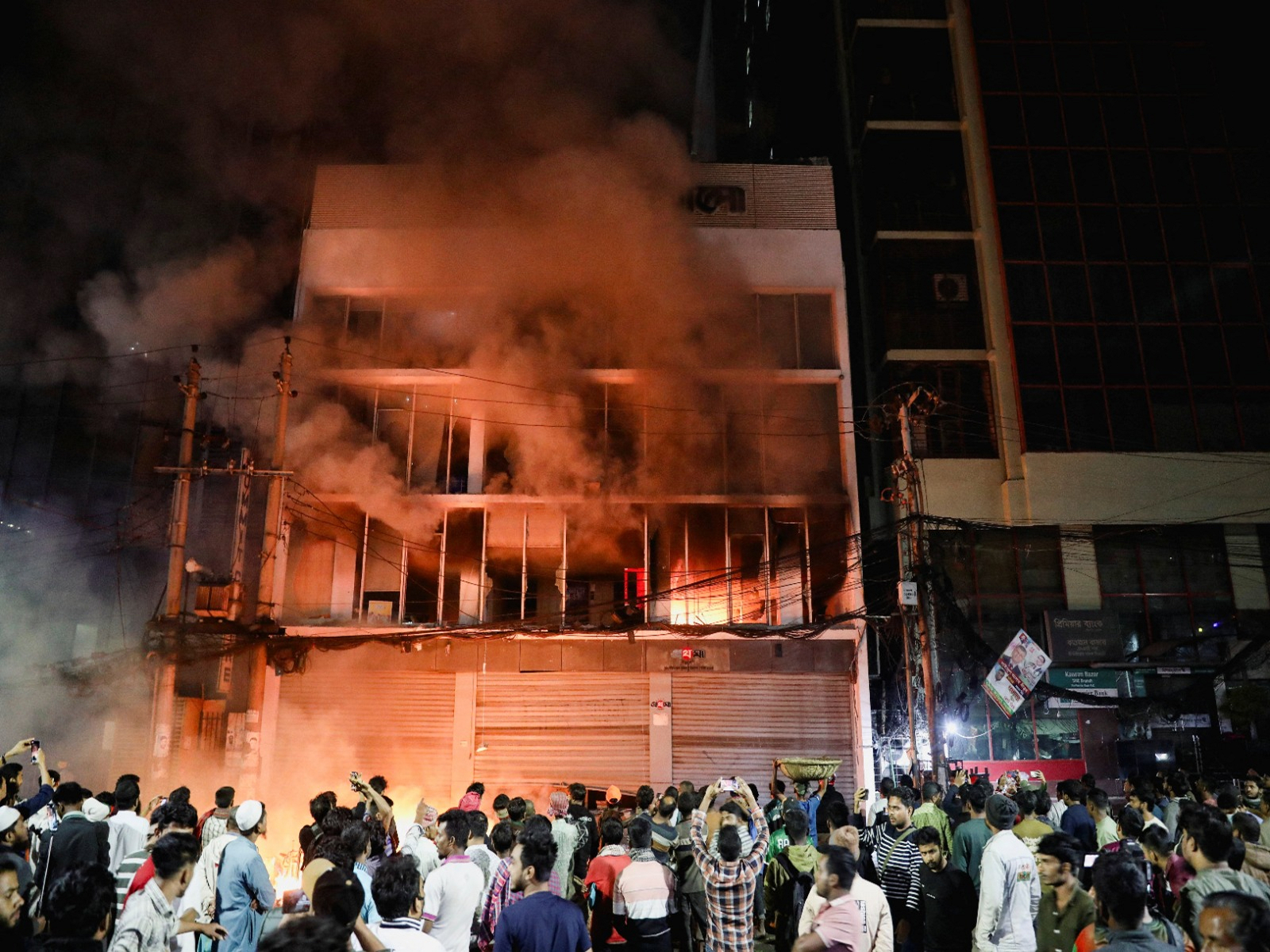 A group of people set fire to The Daily Star newspaper office building, following the death of Sharif Osman Hadi, a student leader (Photo/Reuters) A group of people set fire to The Daily Star newspaper office building, following the death of Sharif Osman Hadi, a student leader (Photo/Reuters)