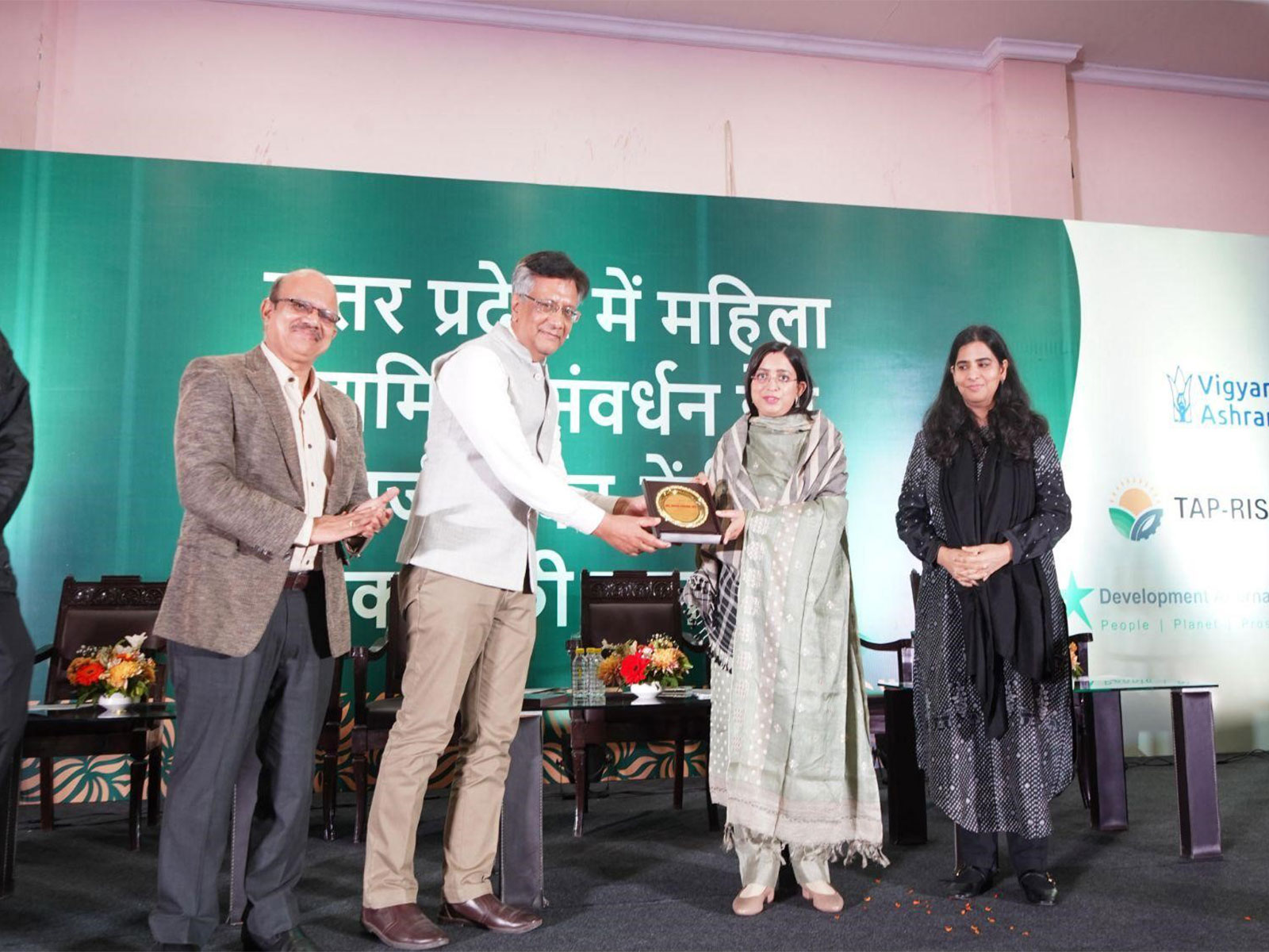 Shrashtant Patara, CEO, Development Alternatives, felicitating Deepa Ranjan, IAS, Mission Director, UPSRLM Shrashtant Patara, CEO, Development Alternatives, felicitating Deepa Ranjan, IAS, Mission Director, UPSRLM