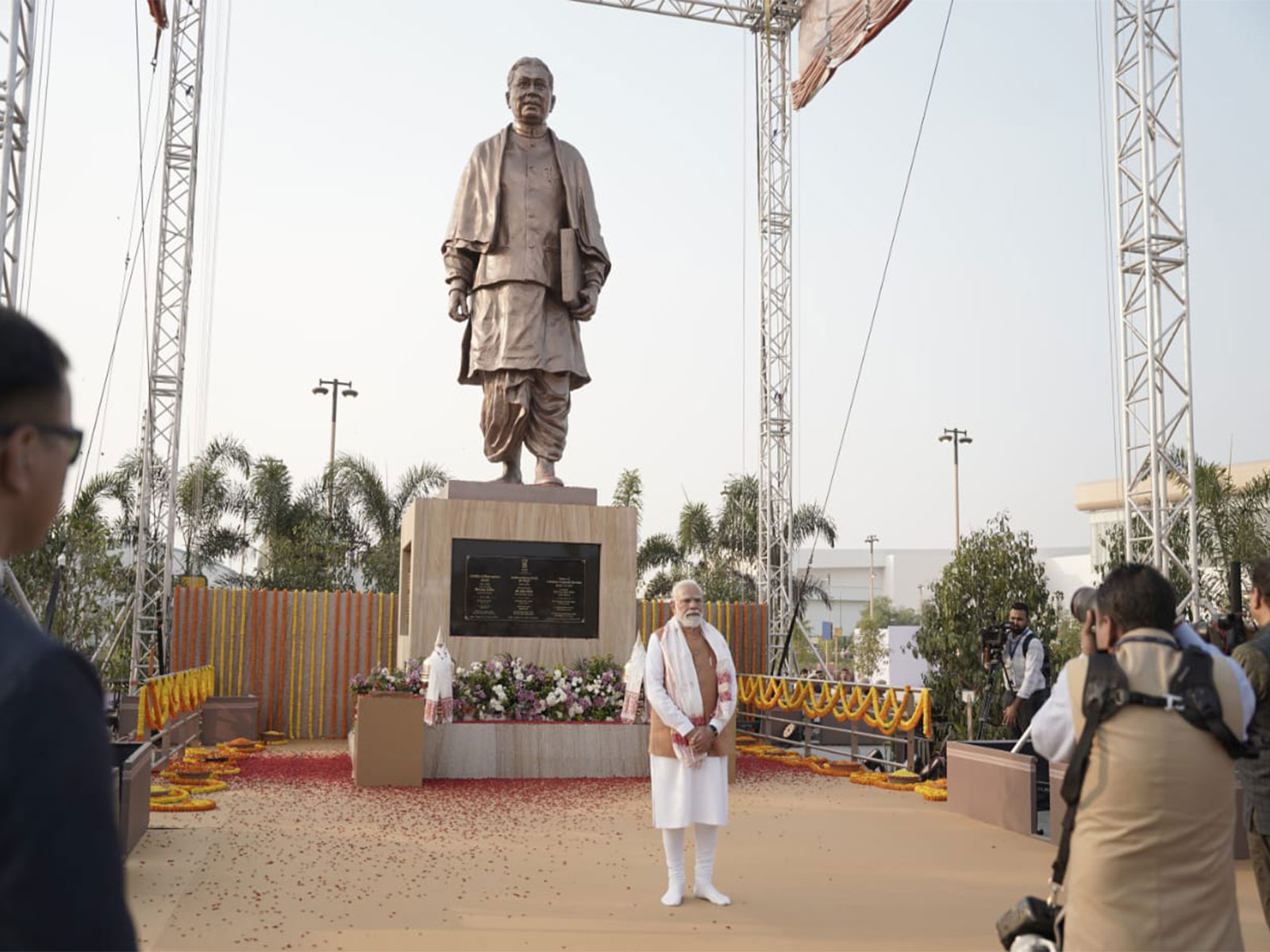 PM Modi unveils Gopinath Bardoloi's statue in Guwahati (Photo: @himantabiswa/X)