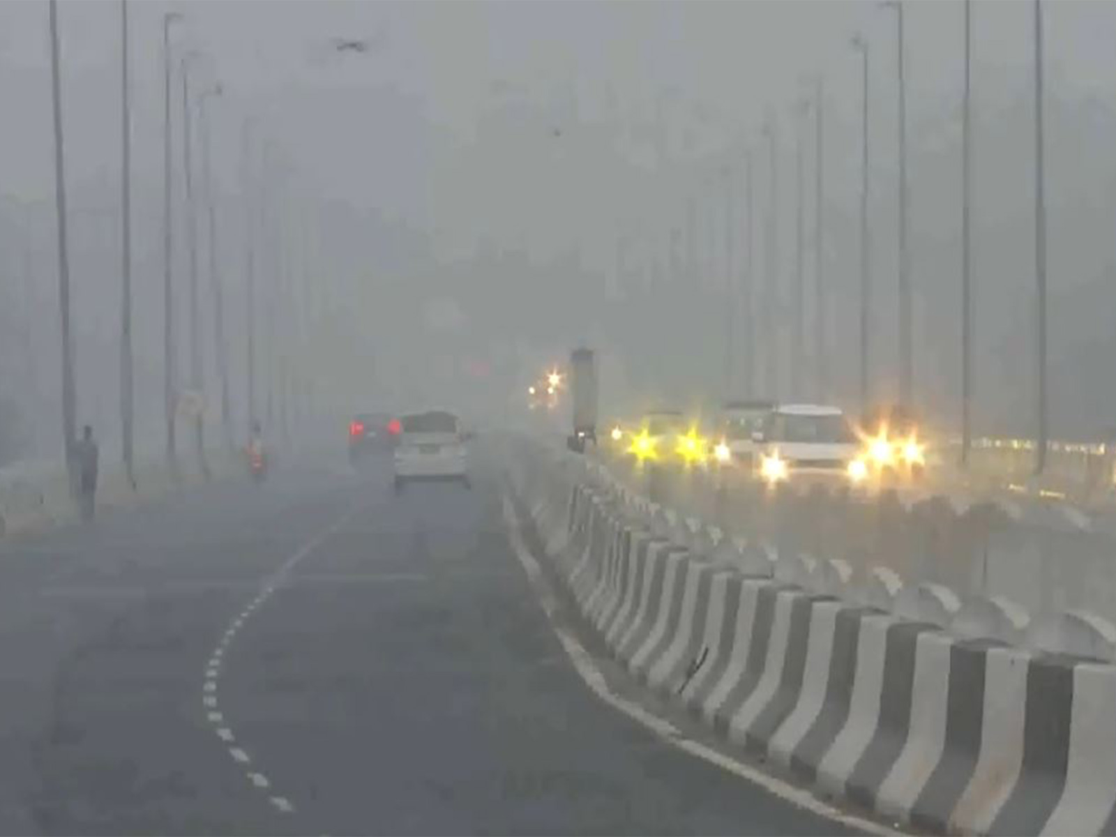 Visual from the Barapullah flyover area as a layer of toxic smog engulfs the national capital (Photo/ANI)
