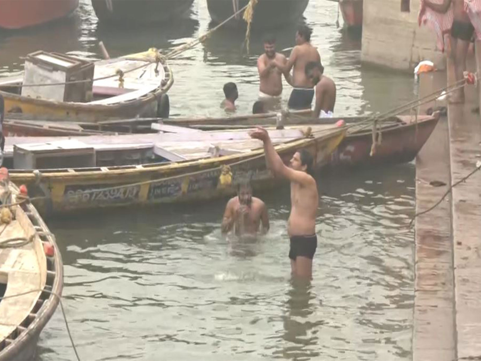 Devotees brave the cold wave to take a holy dip in the Ganga River in Dashashwamedh Ghat, Varanasi (Photo/ANI) Devotees brave the cold wave to take a holy dip in the Ganga River in Dashashwamedh Ghat, Varanasi (Photo/ANI)