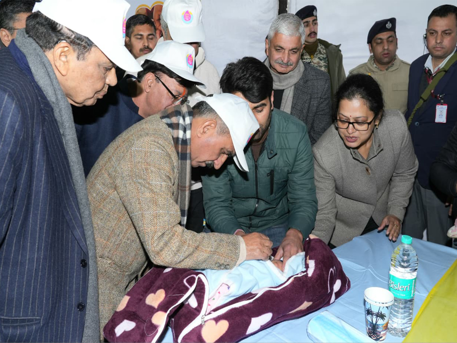 CM Thakur Sukhvinder Singh Sukhu administers polio drops to young child (Photo/ @CMOFFICEHP)